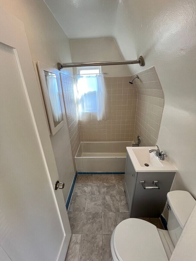 Building Photo - AVAILABLE JUNE! LIGHT AND BRIGHT STUDIO ON MISSION BLVD W/ PARKING! MISSION BEACH - $1,895/mo!
