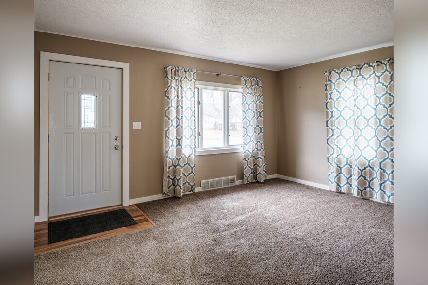 Main living - 418 18th Ave SW