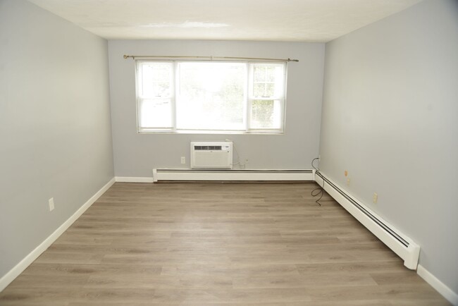 Spacious sunny living room - 924 Main St