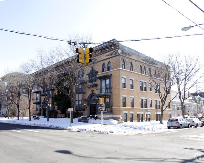 Primary Photo - Holly Apartments