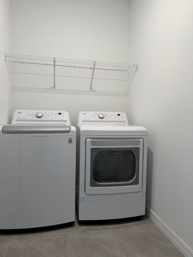 Building Photo - Beautiful 4 bed/3 bath 2 story!