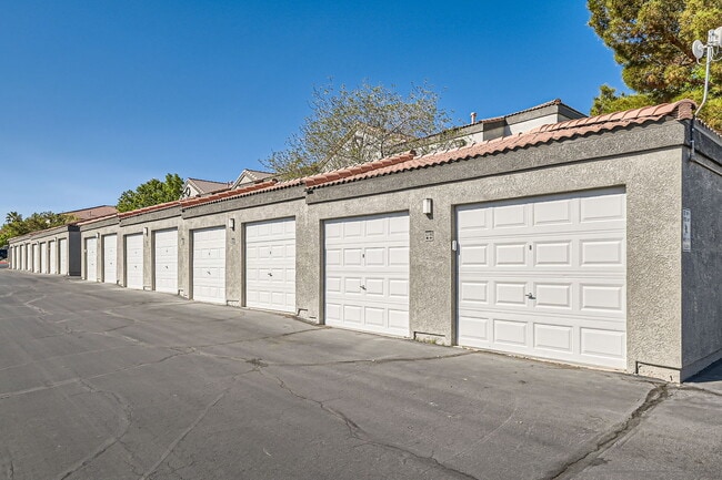 Building Photo - 950 Seven Hills Dr