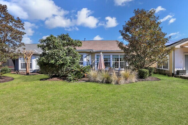 Building Photo - Charming 2-Bedroom, Plus Den Home with 2 F...