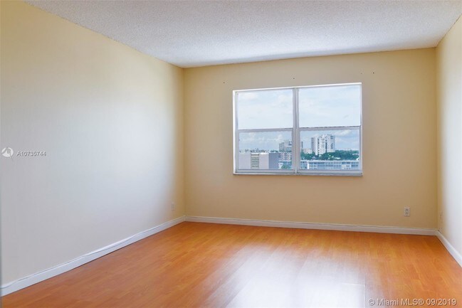 Building Photo - 401 Golden Isles Dr