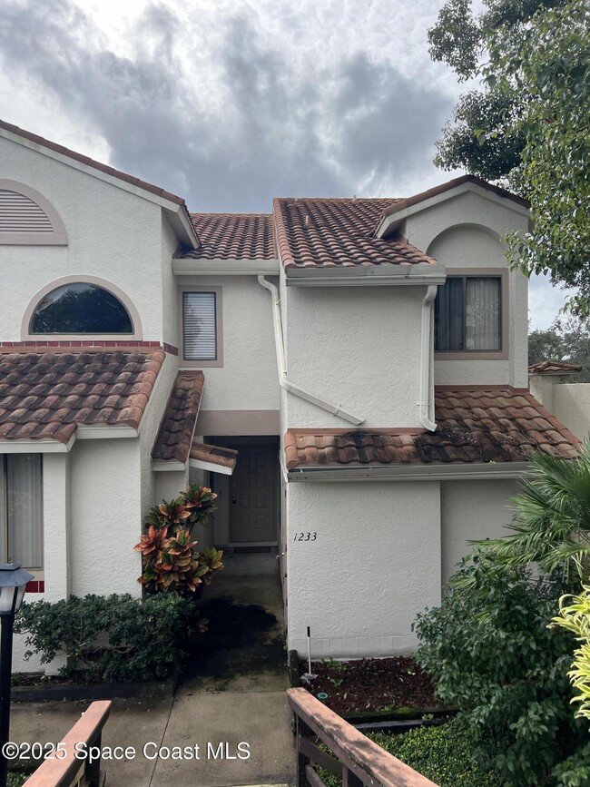 Building Photo - 1233 Country Club Dr