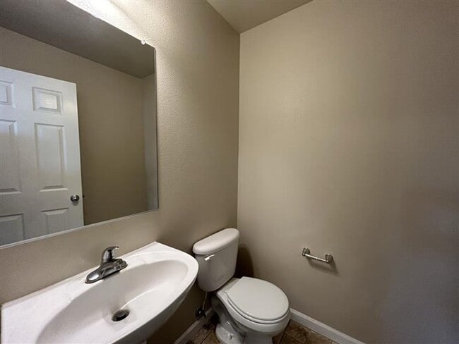 Building Photo - Move-In Ready! 3 Beds 2.5 Baths Townhome with Stainless Steel Appliances, W/D Hookups, and Gas Fo...