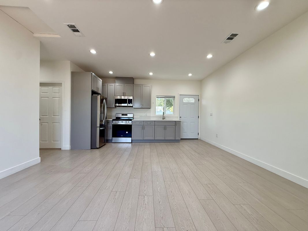 Building Photo - 10723 Rhodesia Ave
