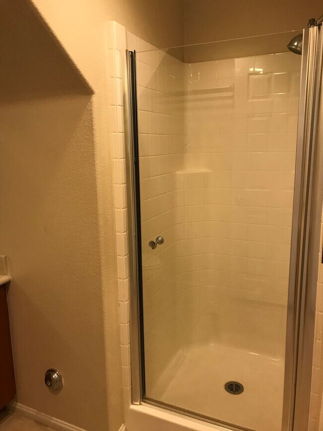 Building Photo - Located in the very popular northwest area in Glendale