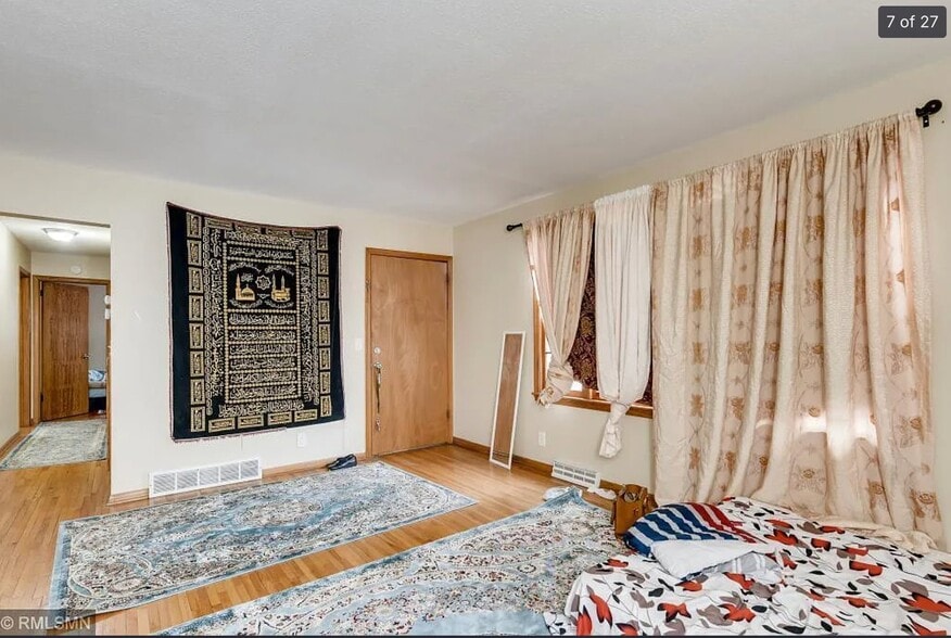 Building Photo - 403 W 74th St