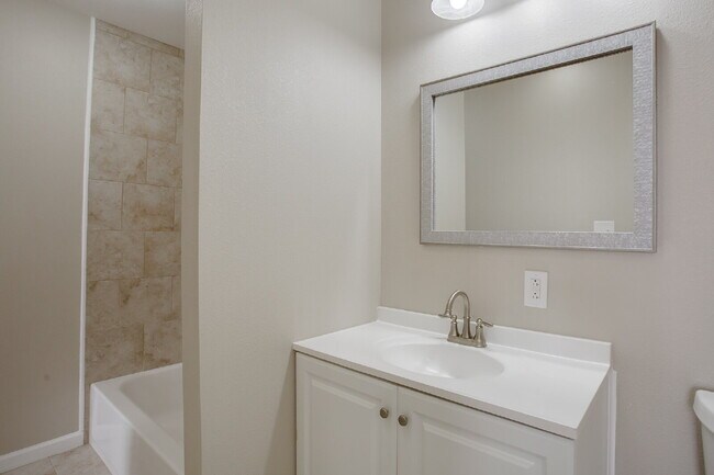 Building Photo - 4 Bed, 2 Bath in South Overton!