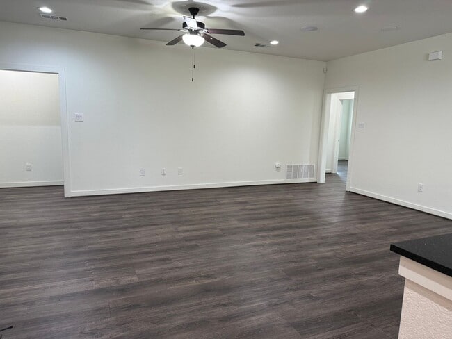 Building Photo - * MOVE IN SUMMER 6/30/2027 * 5-Bed 5.5 Bat...