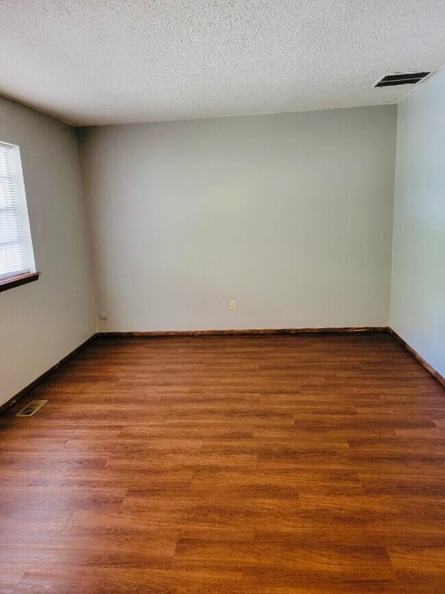 Building Photo - 9600 Sandy Ln
