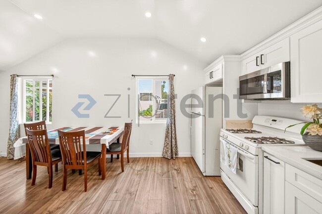 Building Photo - 2431 S Catalina St