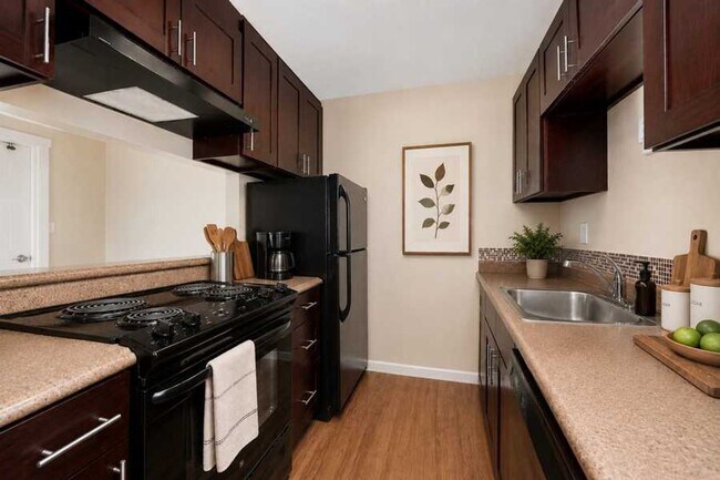 Building Photo - North Beacon Hill 1 Bedroom Apartment for Rent | Beacon Hill Light Rail Access, Balcony, Hardwood...