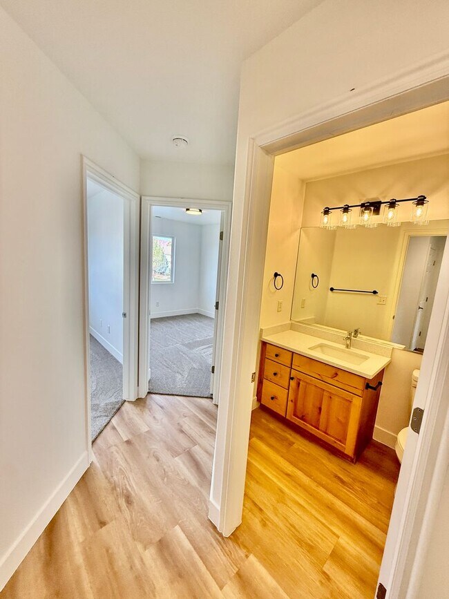 Building Photo - Remodeled 3-BR Lexington Townhome - End Unit