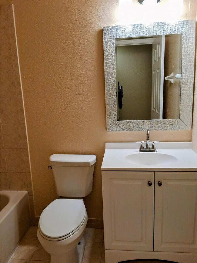 Building Photo - 1425 SE 24th Ct