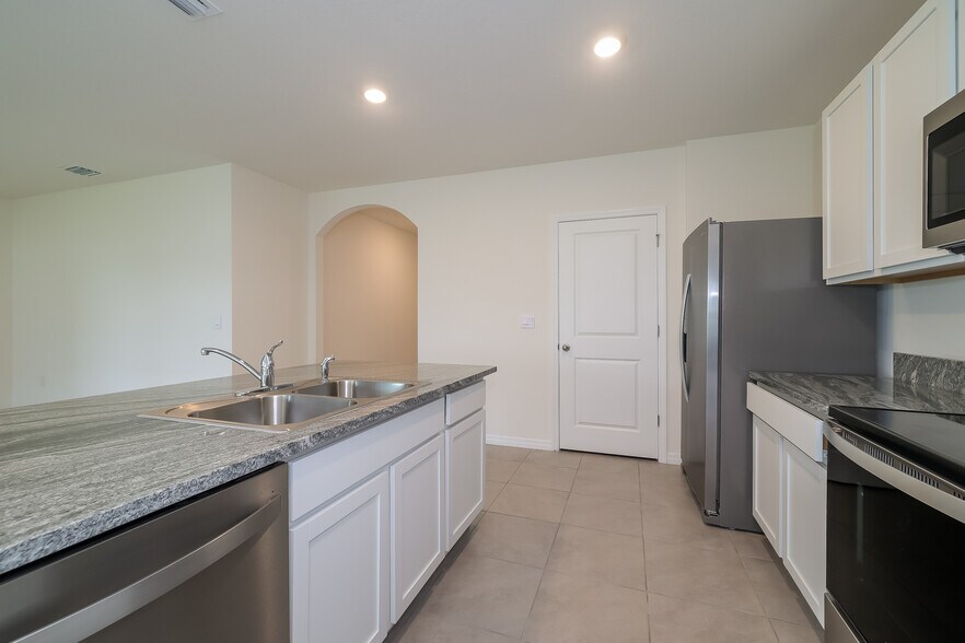 Building Photo - 15 Hickory Course Way