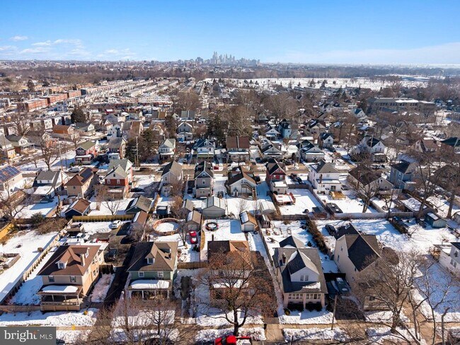 Building Photo - 233 Melrose Ave