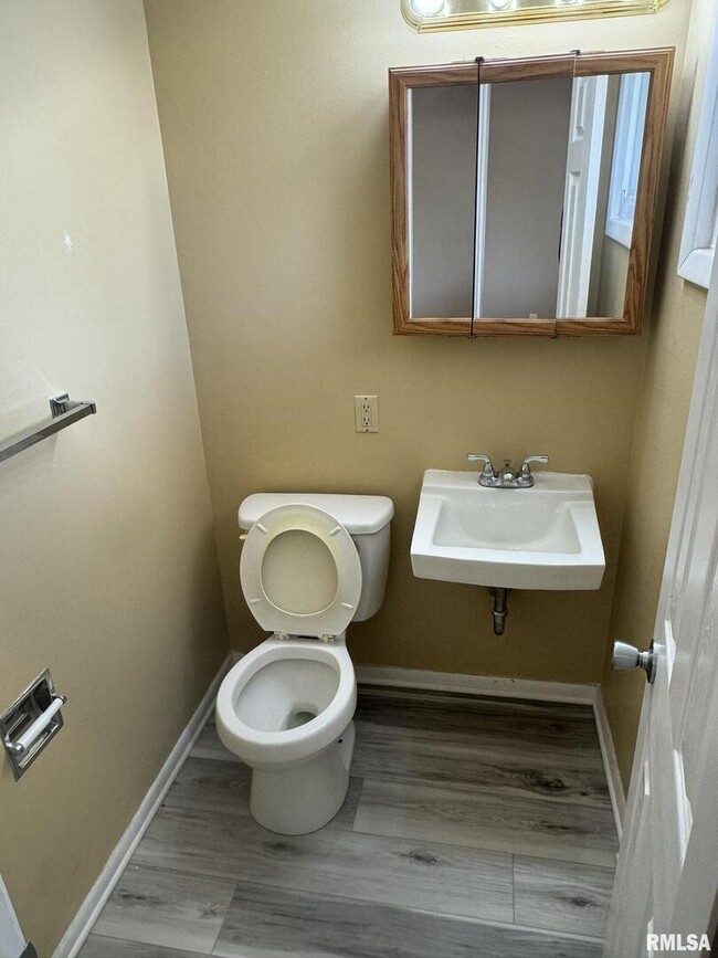 Building Photo - 400 N 5th St