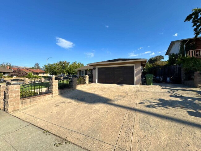 Building Photo - Large Evergreen Home with Solar & Community Pool