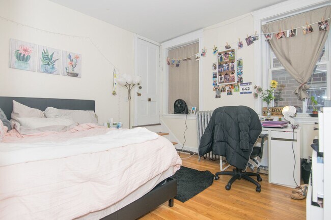 Building Photo - Brookline 3 Bed – 935 Sq Ft – Heat & Hot Water Included – Renovated – 9/1