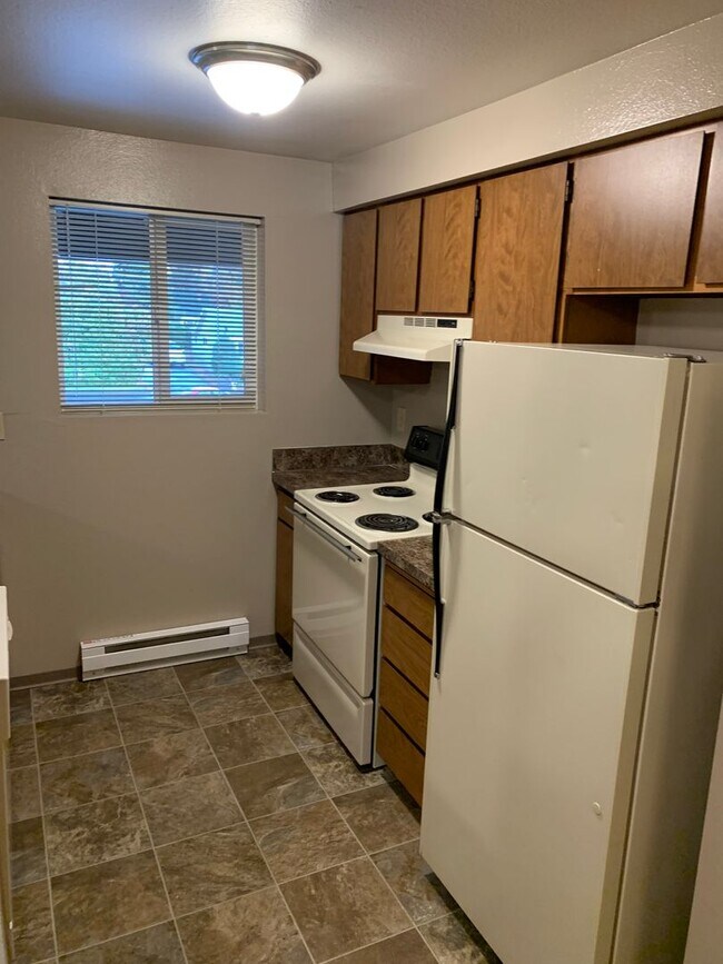 Building Photo - The Easy Choice in Yakima- Practical Features & Great Location!
