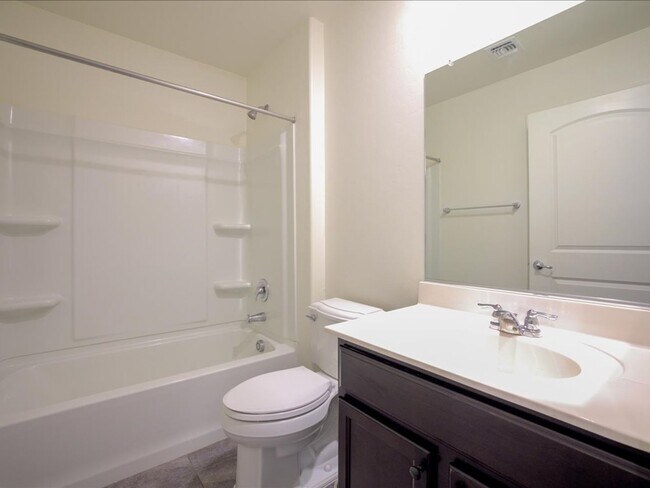 Building Photo - 3 Bedroom 2 Bathroom + Flex Room