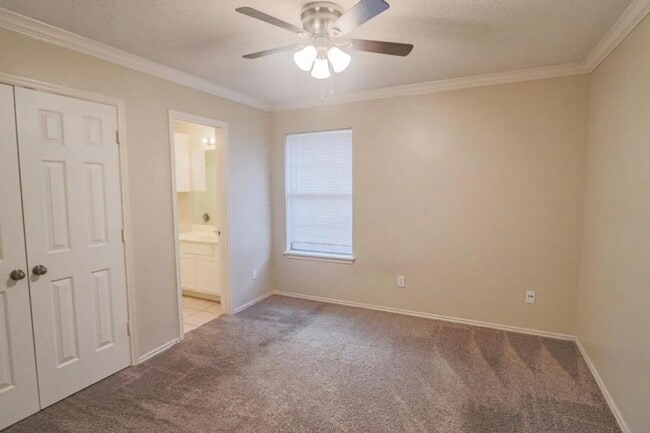 Building Photo - Great 3/3/2 Duplex!