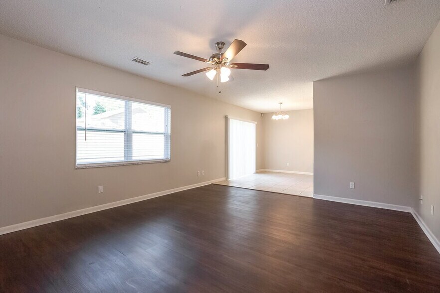 Building Photo - 318 Regal Park Dr