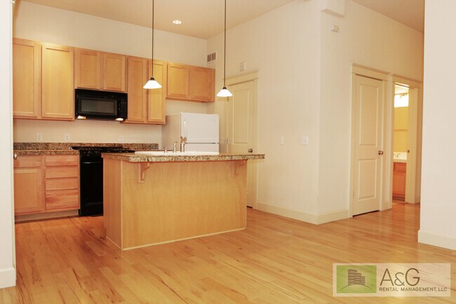 Building Photo - Charming 1-Bedroom Condo with Garage in Prime Goose Hollow Location