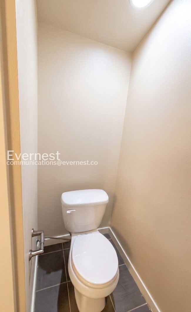 Building Photo - 3 Bed, 1.5 Bath Townhome with Fenced Yard / Vouchers Accepted / Coming Soon!