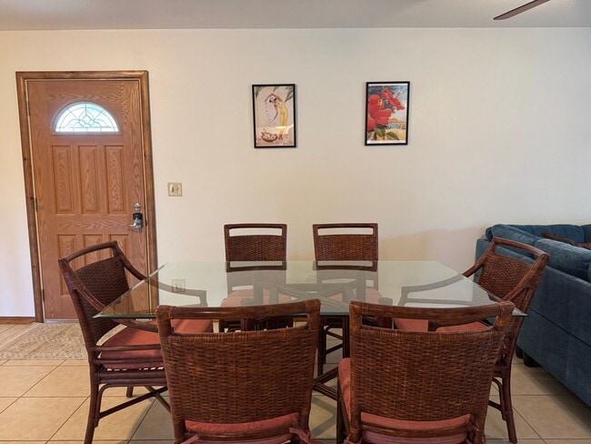 Building Photo - Utilities Included 2 Bedroom / 1 Bath Apartment