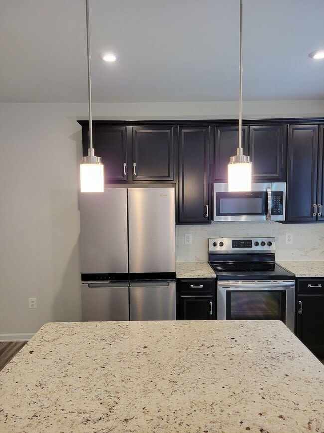 Building Photo - Immaculate 3 bedroom townhouse centrally located in Bon Air