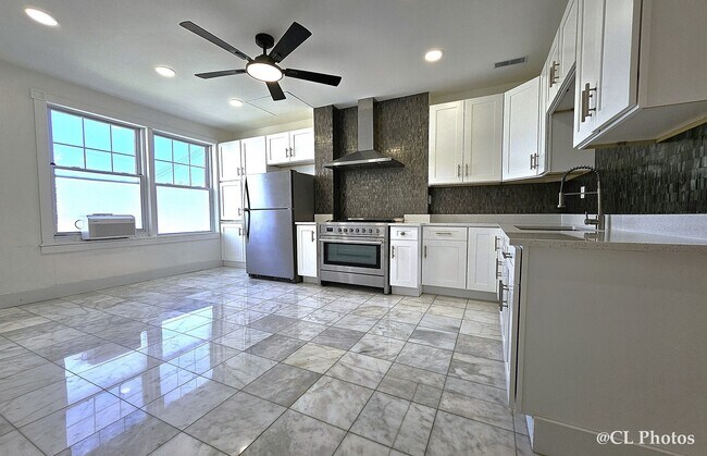 Building Photo - 2924 W 38th Pl