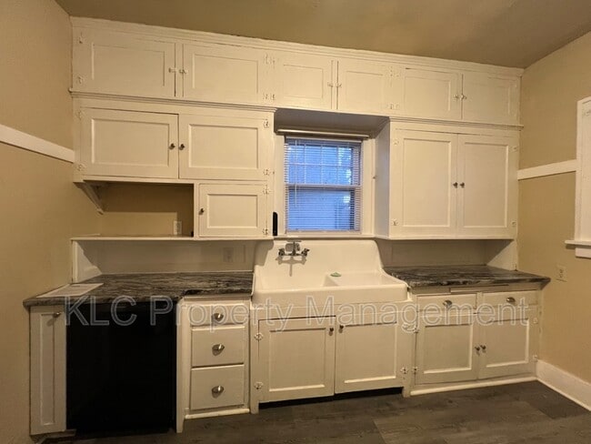 Building Photo - 2222 E 12th St