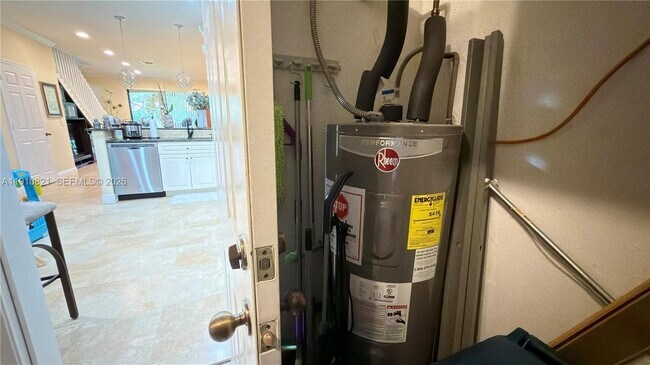 Building Photo - 3887 Tree Top Dr