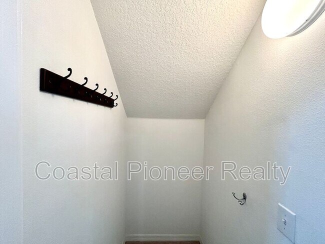 Building Photo - 2123 Roanoke Springs Dr