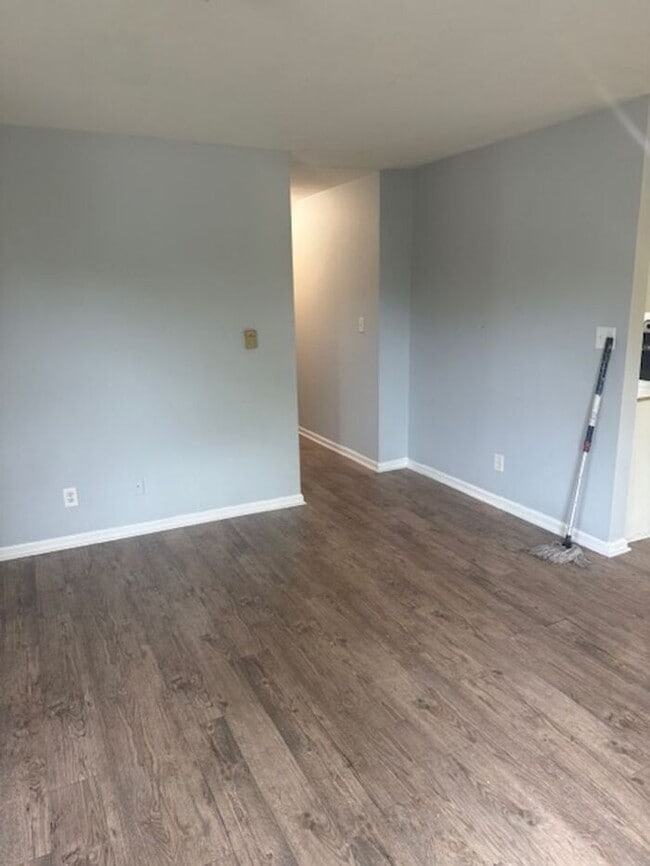 Building Photo - Three Bedroom Apartment in Norfolk