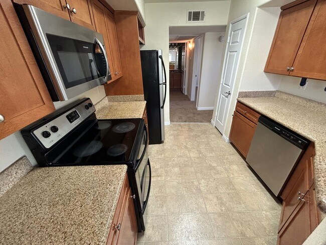 Building Photo - 2 BEDROOM / 2 FULL BATHROOMS LOCATES ON JO...