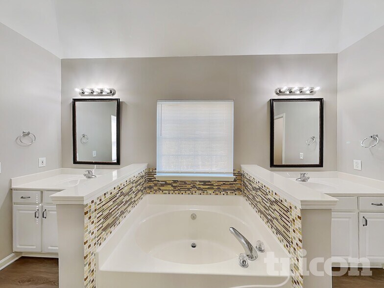 Building Photo - 11730 Crossroads Pl