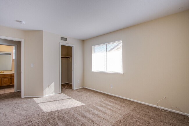 Building Photo - Beautiful 3Bed/3Bath cul-de-sac home located  in The Lakes Community with a sparkling pool and spa!