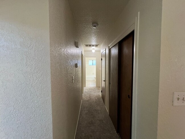Building Photo - Single story home located in Lakewood Elementary School District!