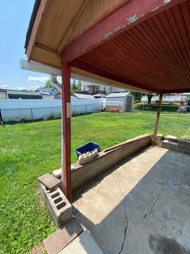 Building Photo - 4 Bedroom / 1 Bath Home For Rent!