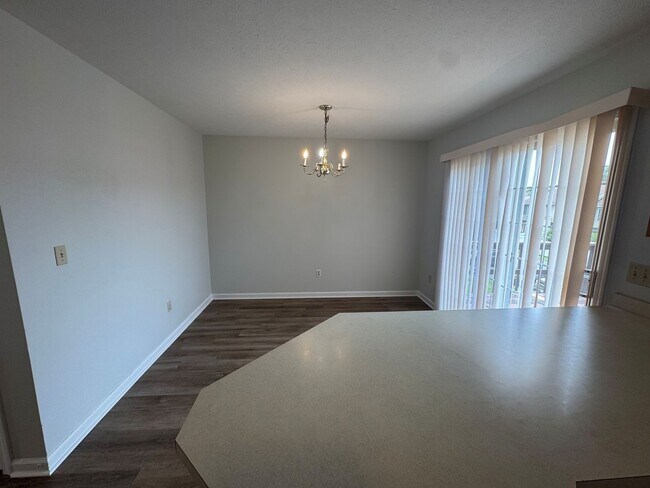 Building Photo - 1058 Oriole Ln