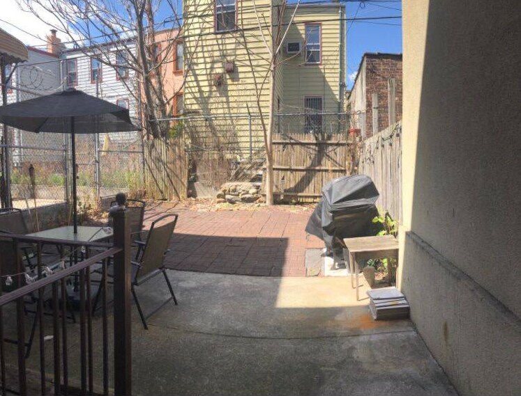 Building Photo - 503 Hart St