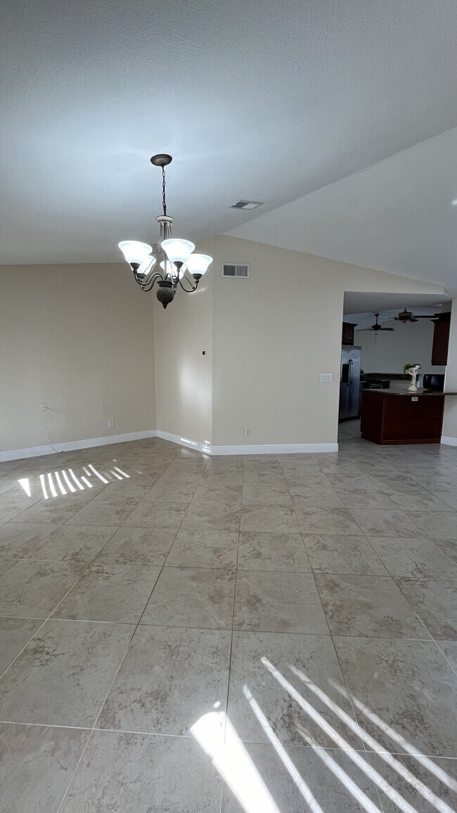 Building Photo - 213 SE 21st St