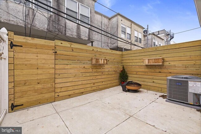 Building Photo - 2308 Christian St
