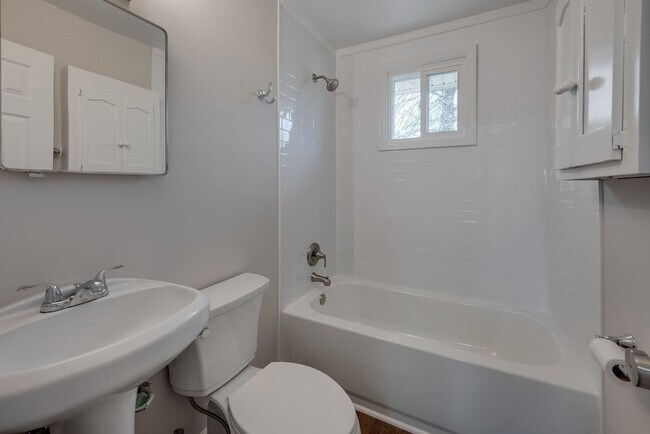 Building Photo - 405 Figuers Dr