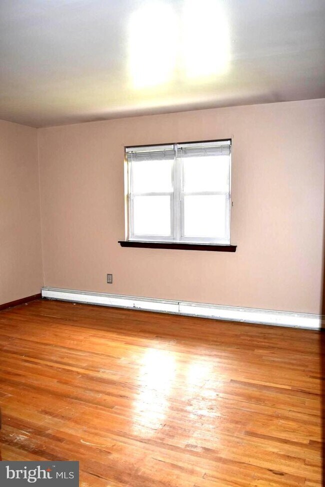 Building Photo - 702 Kenilworth Ave