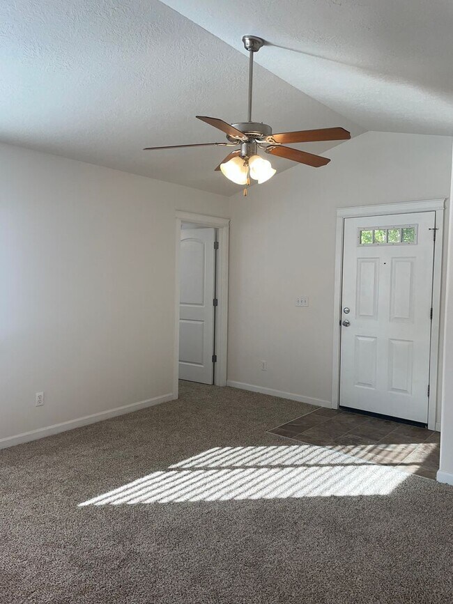 Building Photo - 2 bed 2 bath + Bonus Room Duplex in Northeast Salem!